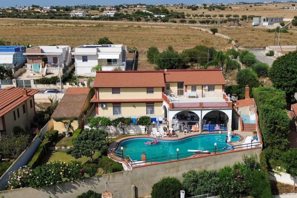 piscina-e-zona-relax-esterni-e-vista-villa