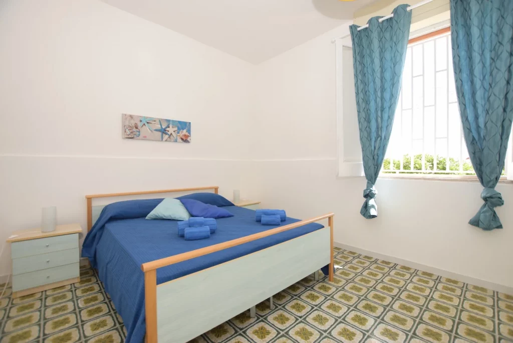 seconda-stanza-da-letto-con-letto-matrimoniale-con-vista-giardino