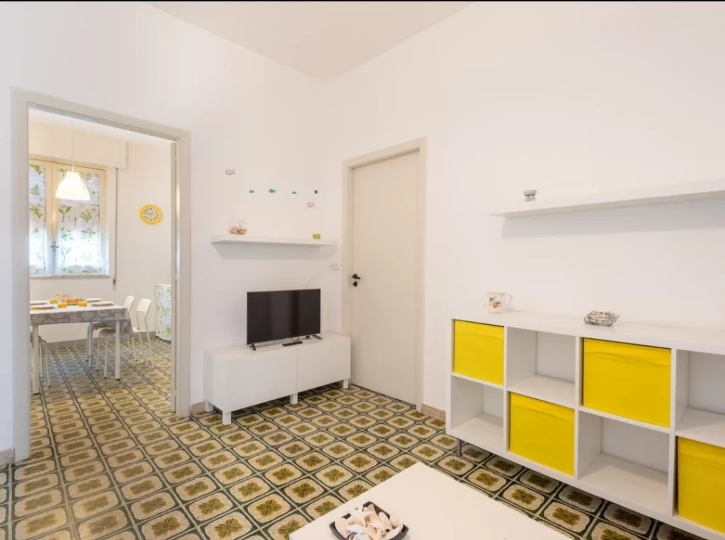 sala-con-tv-e-mobiletto-e-sofa