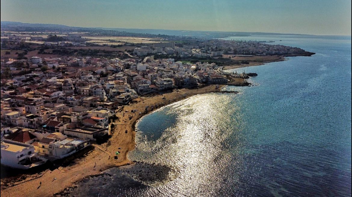 Casuzze-al-tramonto-con-mare-calmo-e-cielo-blu.jpg2