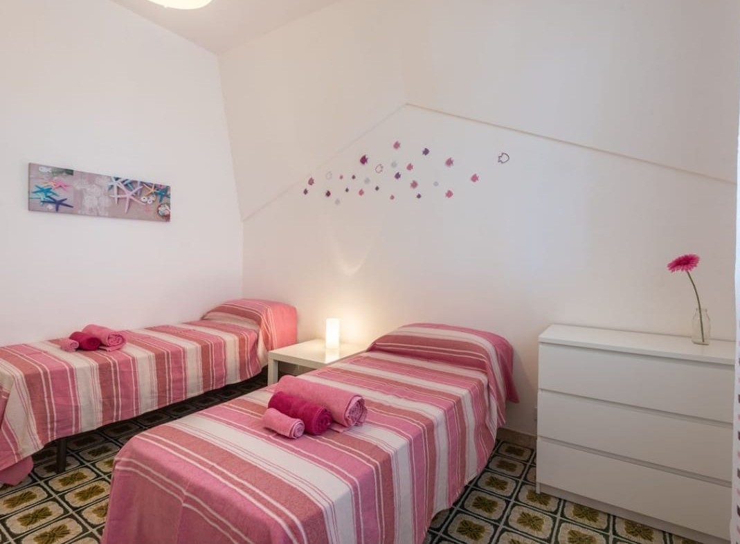 stanza-da-letto-con-lettini-singoli-armadi