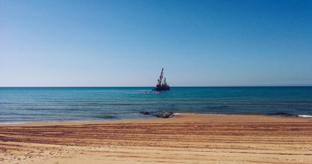 Mare-Marina-di-Ragusa-spiaggia-con-relitto-in-lontanzanza